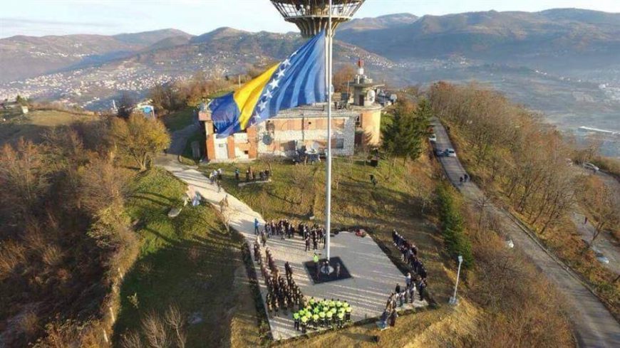 Na Dan državnosti BiH 25. novembra na brdu Hum iznad Sarajeva podignuta je najveća zastava BiH, na jarbolu visine 30 metara dimenzija 12x6 metara.